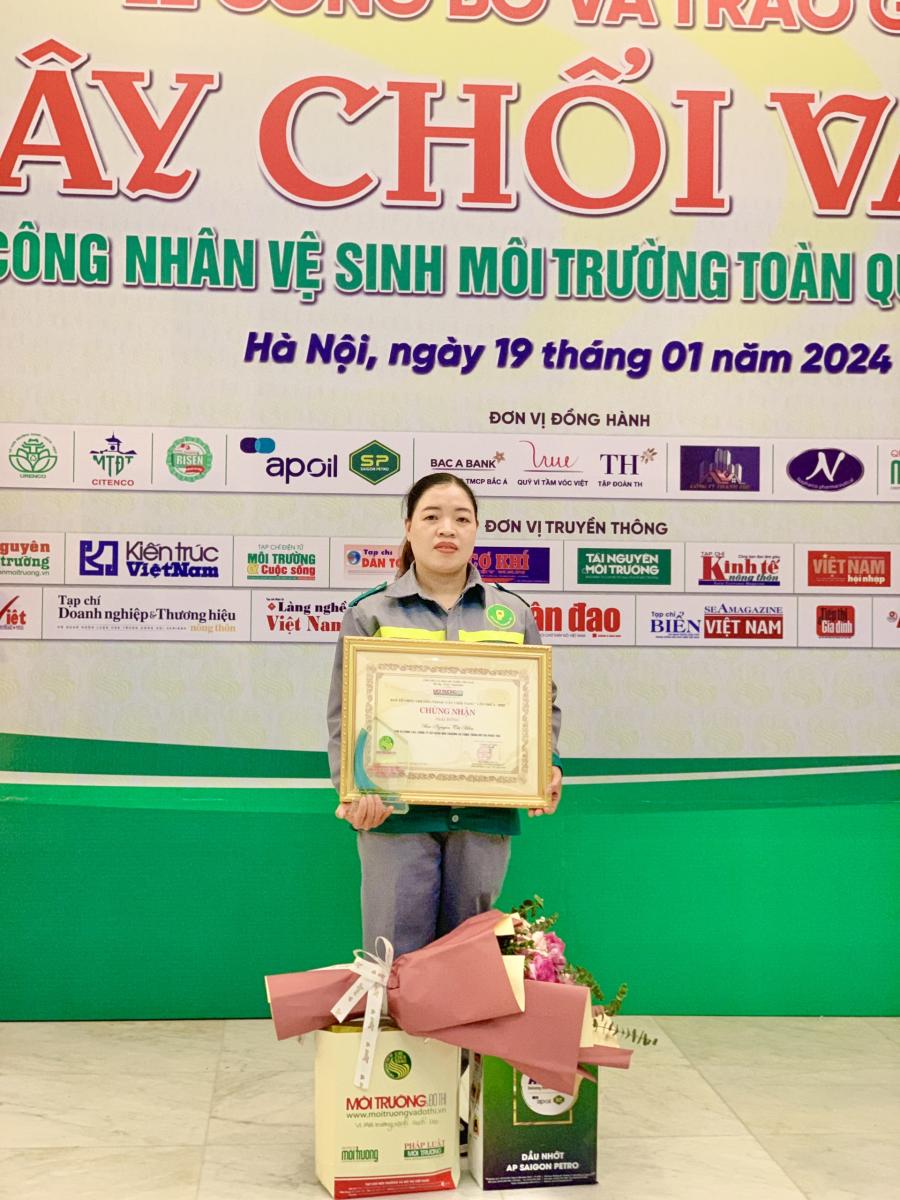 Chị Nguyễn Thị Hiền vinh dự nhận giải Đồng tại Lễ trao giải Cây Chổi Vàng - Tôn vinh những công nhân vệ sinh môi trường lần thứ 4, năm 2023
