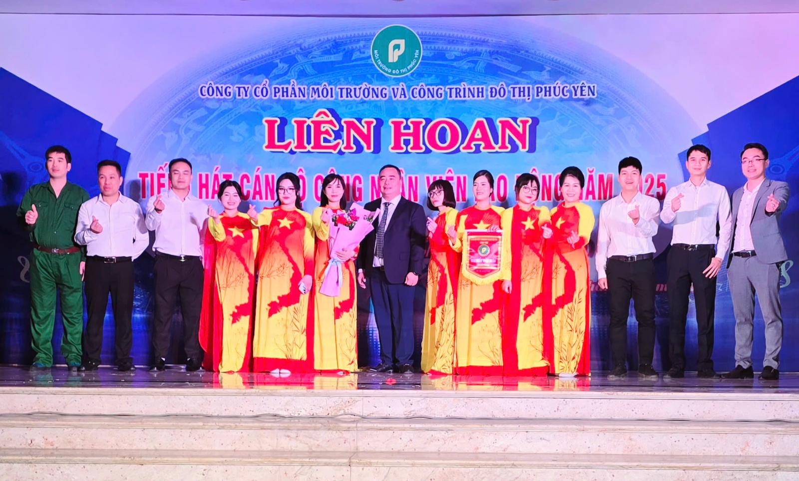 Ông Nguyễn Hạ Long - Chủ tịch HĐQT trao giải nhất toàn đoàn cho Đội Văn Phòng